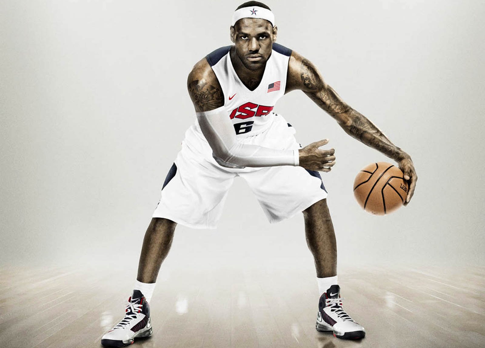 欧文突破防守助攻制胜（欧文强突分球助队绝杀）