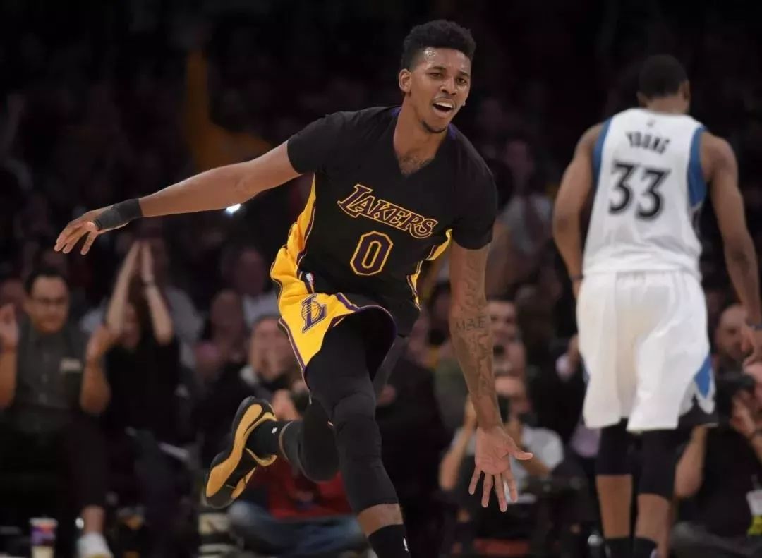 三分11中10生涯新高！穆雷25中19得到52分6板4助（穆雷25投19中砍下52分6篮板4助攻，三分11投10中创生涯新高）