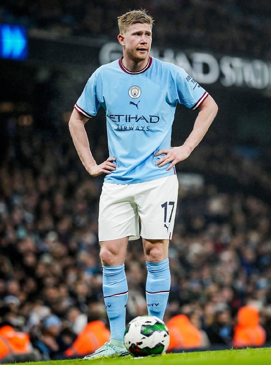 在直播镜头前被弗拉门戈球迷暴力扯头发，女记者发文呼吁尊重（直播中遭弗拉门戈球迷粗暴揪发，女记者发声呼吁尊重）