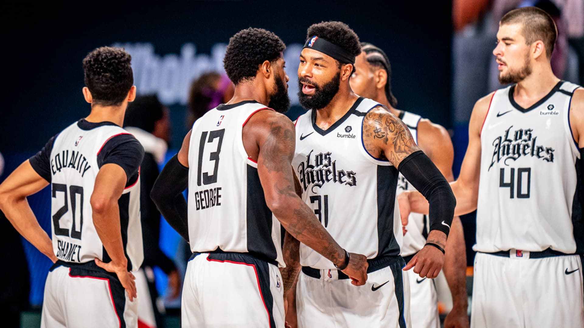 2-1逆转！超级后卫踢疯了，梅开二度导演逆袭，巴萨狂揽4连胜（巴萨2-1翻盘！铁卫双响主导逆袭，豪取四连胜）