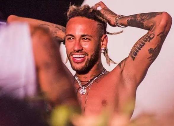 萨拉赫的愤怒言论引发争议：利物浦内部危机还是个人情绪爆发？（萨拉赫怒言掀争议：利物浦真有内患，还是只是个人情绪爆发？）