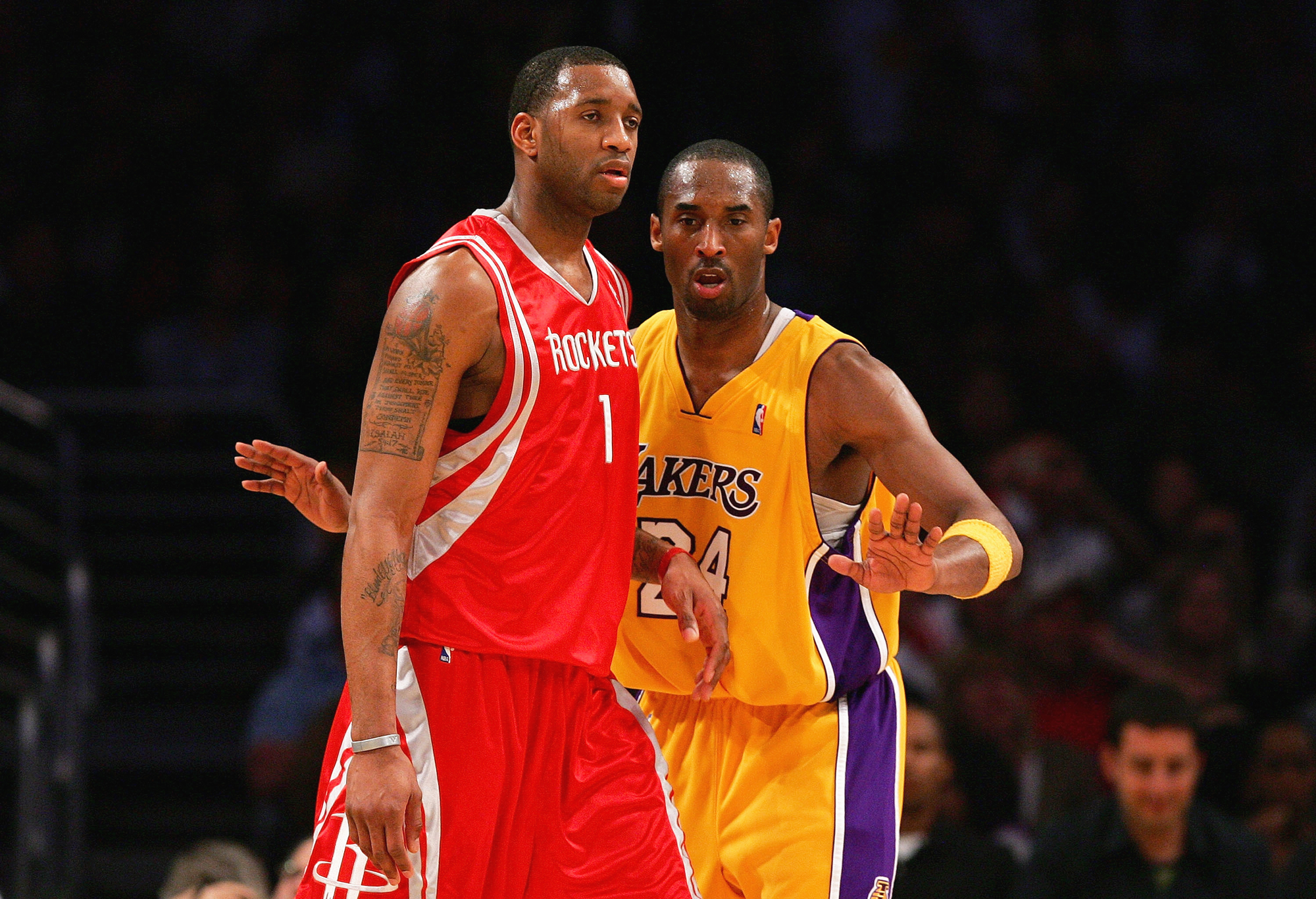 足球国足忙碌备战，训练场加练至夜晚（国足全力备战，训练加练到深夜）