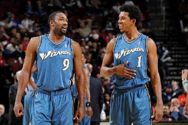 马刺客场115-102击败开拓者，福克斯37分带队取胜，展现全面实力。（马刺115-102客场力克开拓者，福克斯37分领衔，球队展现全方位实力）