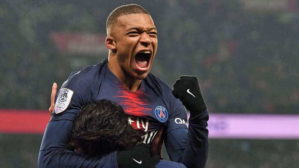 足球国足队内对抗赛出现精彩世界波（国足队内对抗赛上演精彩世界波）