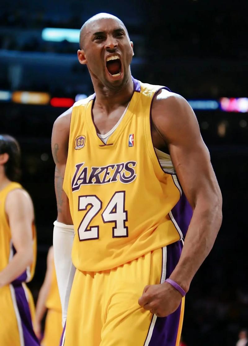 湖人浓眉哥篮下统治球队获胜（浓眉内线碾压助湖人告捷）