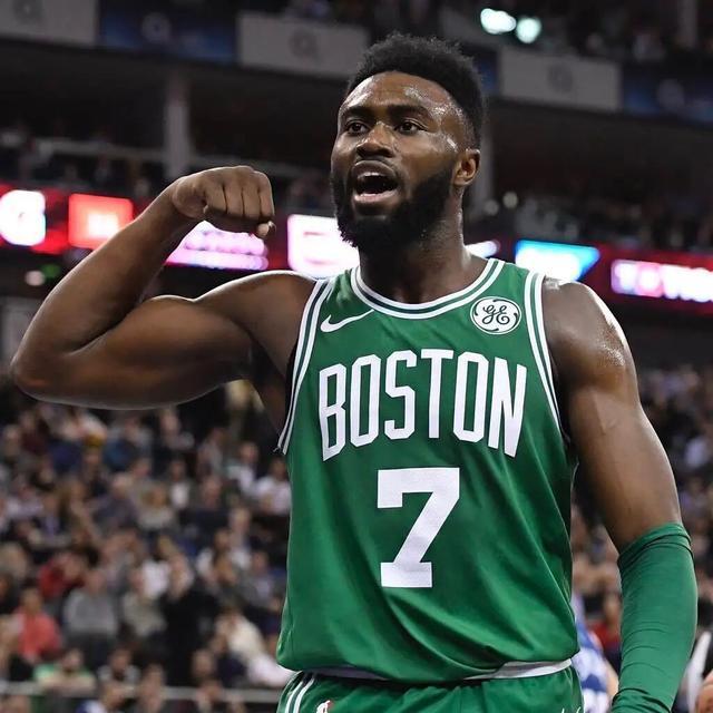 莱奥头发被拽找阿切尔比理论，后者：敢再指我就掰断你手指头（莱奥头发遭扯上前质问阿切尔比，对方威胁：再指我就掰断你手指）