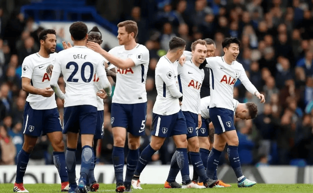 姆伯莫不想让曼联和喀麦隆起冲突，决定让二者商讨回国时间（为避免曼联与喀麦隆冲突，姆伯莫决定由双方协商回国时间）