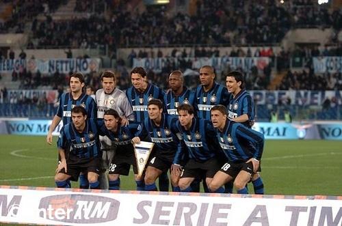 网友在梅西夜访诺坎普时偶遇他，梅西还向镜头打了招呼（夜访诺坎普的梅西被网友偶遇，并向镜头致意）